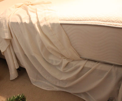 How to Make An Easy and Free Bed Skirt That Actually Fits