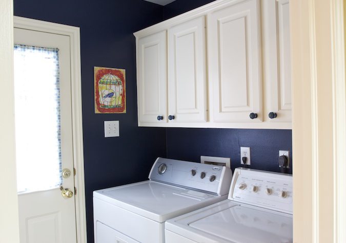 Laundry Room Makeover with Navy Paint | www.decorchick.com